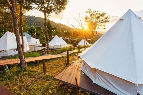 Tentes de luxe, tipis, cabanes... Connaissez-vous le glamping ? 5 adresses à tester cet été pour découvrir une autre façon de faire du camping