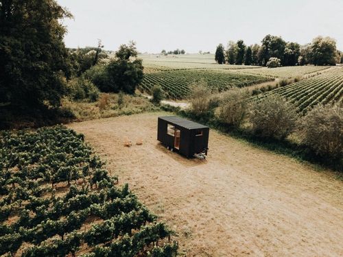 Près de Bordeaux, cette tiny house située au milieu des vignobles est le lieu parfait pour passer vos prochaines vacances loin du tourisme de masse