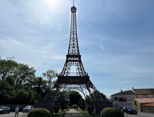La petite soeur de la tour Eiffel pose ses valises en Vendée ! Cette réplique bluffante qui s'illumine la nuit va rester tout l'été ! Voici où la trouver