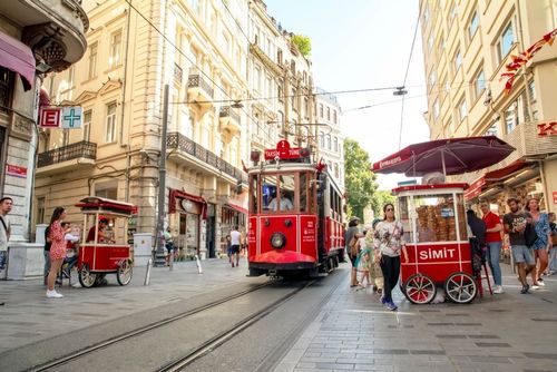 Emblème de la ville, le tramway d’Istanbul cède sa place à une version modernisée ! 