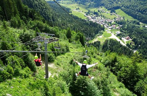 Le saviez-vous ? Cette tyrolienne qui traverse une vallée du Jura est la plus inclinée de France ! (Et elle offre une vue incroyable)