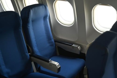 Cette compagnie aérienne low-cost propose une nouvelle option loufoque : privatiser l'accoudoir du milieu !