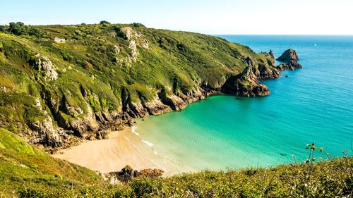 Cette petite île située entre la France et la Grande-Bretagne est (enfin) accessible en vol direct !