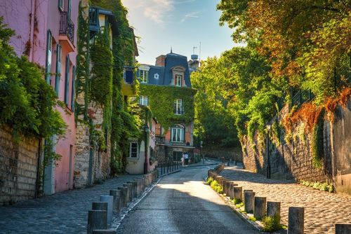 Paris: in Montmartre, an original castle is hiding in one of the district's narrow streets! Have you found it yet?
