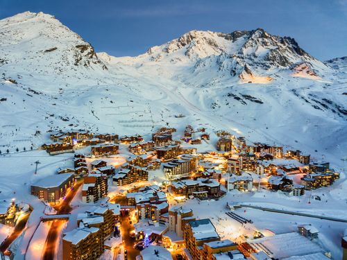 Où passer ses vacances de février ? Entre sports de glisse et ambiance authentique, voici les plus belles stations de ski de France