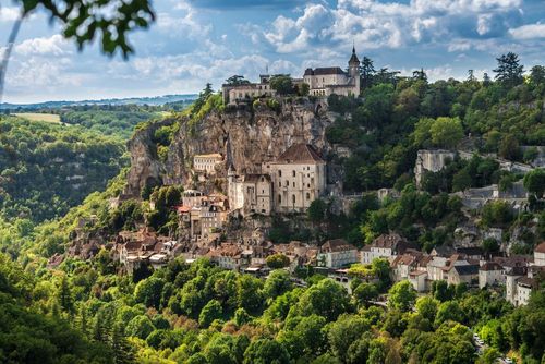 Chemin de Compostelle : voici les villages étapes où s'arrêter en France pendant votre randonnée