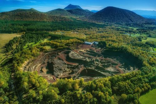 A 30min de Clermont-Ferrand, ce volcan inscrit à l'UNESCO est unique en Europe (et il est possible de le visiter !)