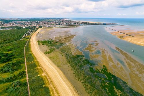 Lagune, dunes de sable, oiseaux à observer… Bienvenue à la Pointe du Siège, un paradis naturel à 15 min de Caen