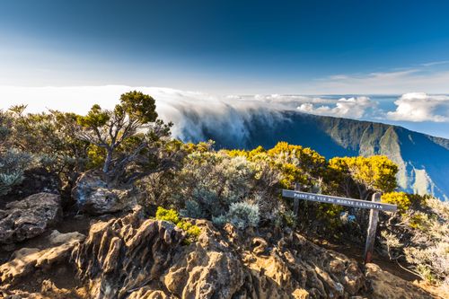 Cascades, volcans, forêts… cette île française abrite des sites figurant  parmi les plus beaux et les plus impressionnants de la planète 