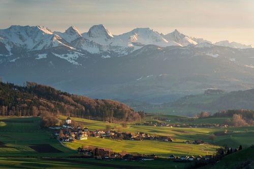 Ce pays frontalier à la France est la destination parfaite pour un road trip entre lacs et montagnes à la Toussaint