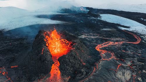 Un volcan en éruption désormais accessible en Islande