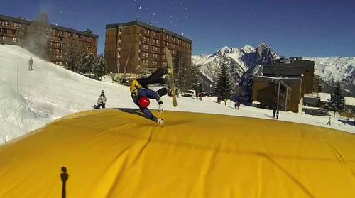 Saltare su un airbag a Les 2 Alpes