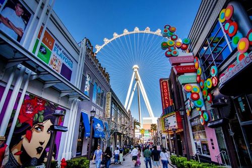 Shopping e intrattenimento sulla Linq Promenade.