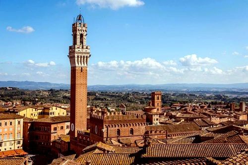 C'est la plus haute tour de Toscane, la Torre del Mangia