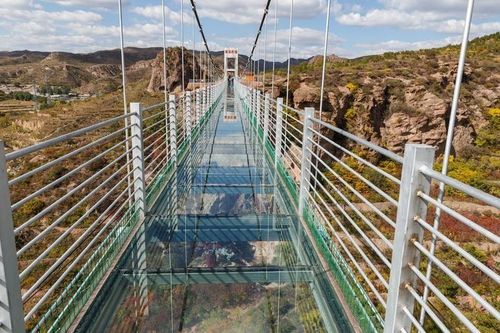Ces 5 ponts de verre traversent des paysages grandioses ! (Il ne faut pas avoir le vertige)