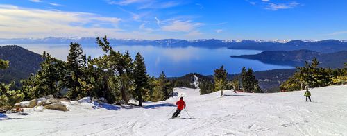 Sciare sulle alture del lago Tahoe
