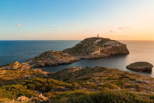 A 1h de bateau de Majorque, cet archipel des Baléares est encore sauvage et préservé du tourisme de masse !