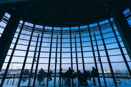 Unique au monde : voici l’aéroport qui n’a jamais égaré un seul bagage en 30 ans ! (II vient d’ailleurs d’être récompensé)