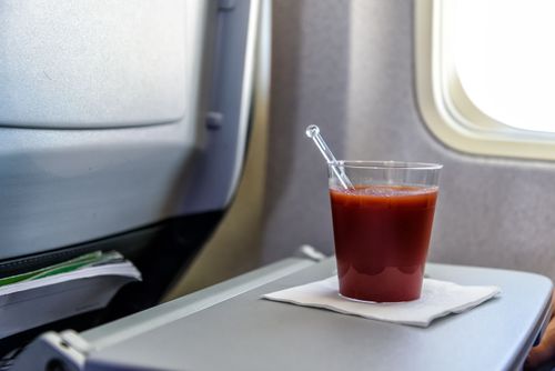 Populaire en avion, le jus de tomate n'a pas le même goût dans les airs ! 