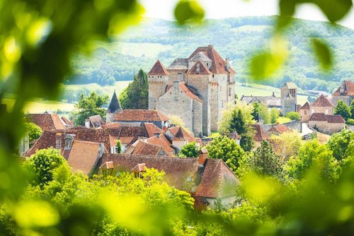 À moins de 2h30 de Toulouse, ce “Plus Beau Village de France” ne possède pas 1, pas 2, mais bien 3 châteaux à découvrir !