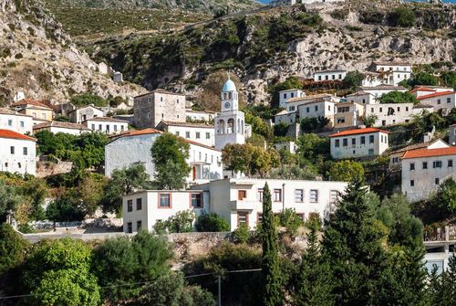Vue panoramique, architecture luxuriante… Voici sûrement l’un des plus beaux hôtels d’Albanie