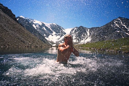 Oserez-vous vous baigner dans une eau à 4 °C ? C’est l’activité de cet hiver au Pays des Ecrins !