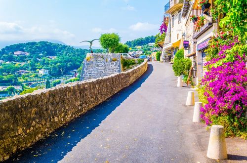 Oubliez les villages bondés de la côte d’Azur ! Direction ce petit village d'artistes à 30 min de Nice