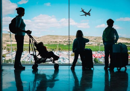 Voyager en famille hors zone euro : comment préparer ses moyens de paiement avec BNP Paribas ?