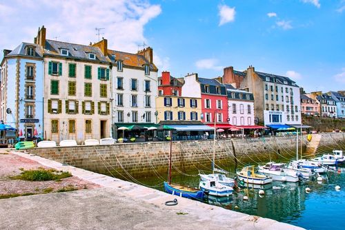 Entre maisons colorées et plages de rêve, ce magnifique village du Finistère est surnommé le “petit Portugal de Bretagne” !