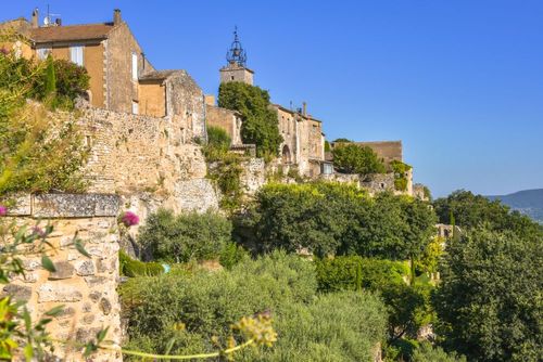 Perché en haut des collines, ce village du Luberon est l’un des plus charmants de la région