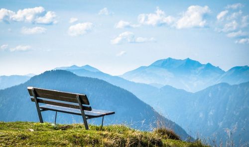 Postés devant un décor (presque) surréaliste, ces bancs bucoliques offrent les plus belles vues du monde !