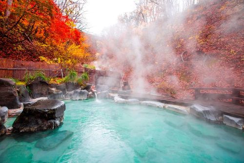 Sources d’eau chaude, canyons, villages thermaux… voici 5 onsens à absolument tester si vous partez bientôt au Japon !
