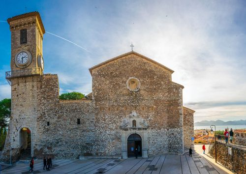 Besuchen Sie die Kirche Notre-Dame d'Espérance und bewundern Sie die Aussicht auf die Bucht von Cannes