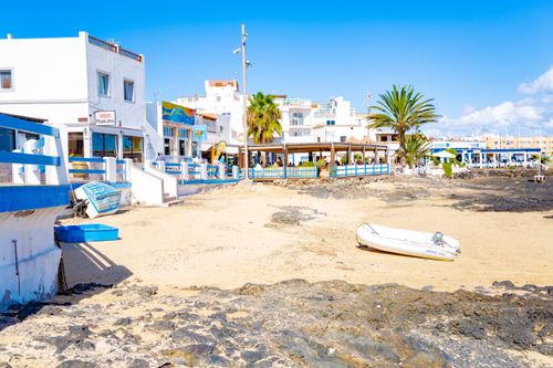 Hoteles de lujo, vida nocturna y un parque natural en Corralejo