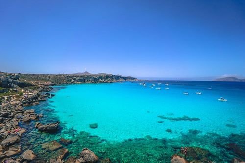 En Italie, ces îles aux eaux paradisiaques sont encore méconnues des touristes ! (A découvrir de toute urgence)