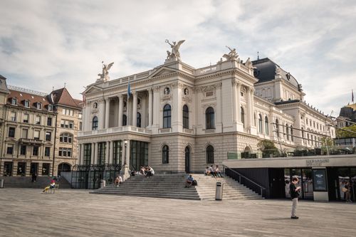 Das Opernhaus in Zürich bewundern