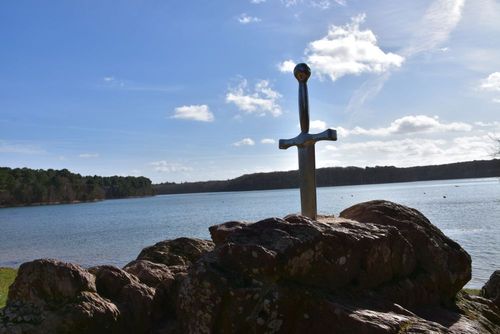 A 40 km de Rennes, cette forêt nous propulse dans l'univers de Merlin et du roi Arthur (trouverez-vous l'épée Excalibur ?)