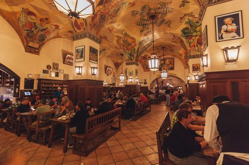 Ein Prosit auf Tradition und Gemütlichkeit: Das Hofbräuhaus in München 