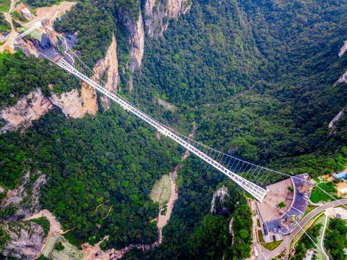 4 ponts de verres à tester en Chine pour avoir l'impression de marcher dans le vide !