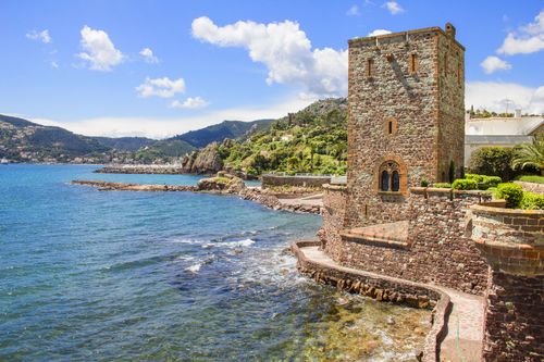 Das Museum für primitive Kunst aus aller Welt im mittelalterlichen Schloss von Cannes