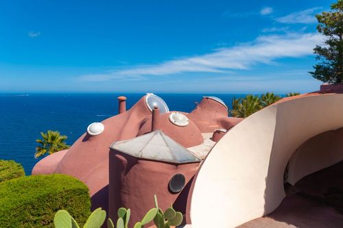 Entre architecture unique et cadre paradisiaque,  ce palais hors du commun situé sur la Côte d'Azur va vous émerveiller !