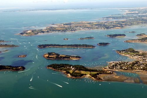 Ignorée des touristes, cette île du Golfe du Morbihan n'est accessible qu'à marée basse !