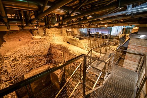 Saviez-vous qu’il existe un site touristique sous la fontaine de Trevi ? Et il se visite pour seulement 4 €