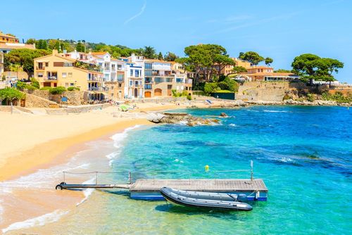Sable fin et eau turquoise : où poser sa serviette sur la Costa Brava ? Voici les plages incontournables