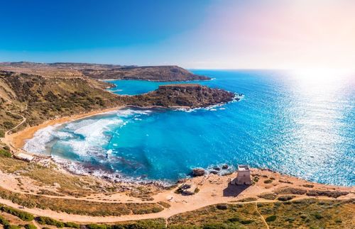 Cette petite île à moins de 3 heures de vol de la France possède les plus belles plages de Méditerranée ! En voici 3 à découvrir absolument ! 