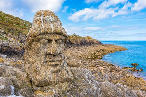 Connaissez-vous l'incroyable histoire des Rochers Sculptés de l'abbé Fouré ? 
