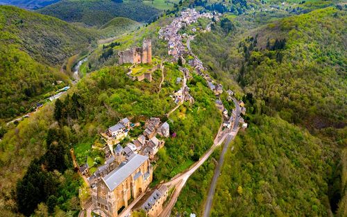 Un château perché et une rue en pleine forêt ! Connaissez-vous ce village atypique dans l’Aveyron ? 