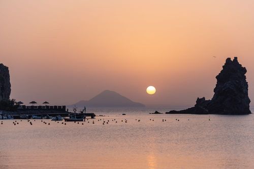 Entre paysages de science-fiction et bains chauds en pleine nature, cette île italienne est une merveille à découvrir absolument !
