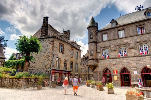 Connaissez-vous ce charmant village perché en Auvergne et classé parmi Les Plus Beaux Villages de France ?