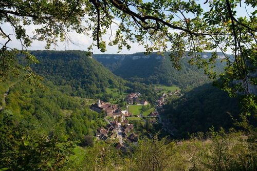 Forêt, cascade, grotte… Ce magnifique village du Jura est LE spot où se rafraîchir cet été !